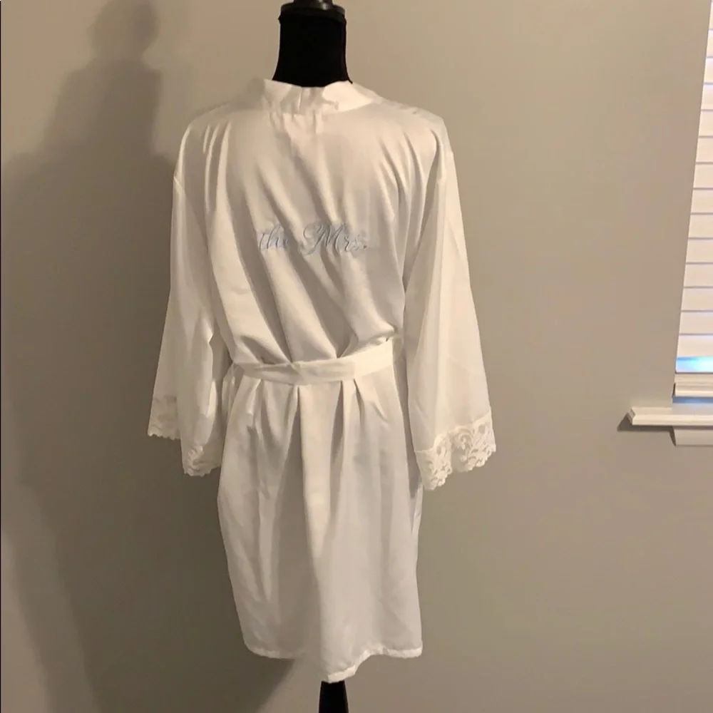 The Mrs. Robe - Picture 2 of 3